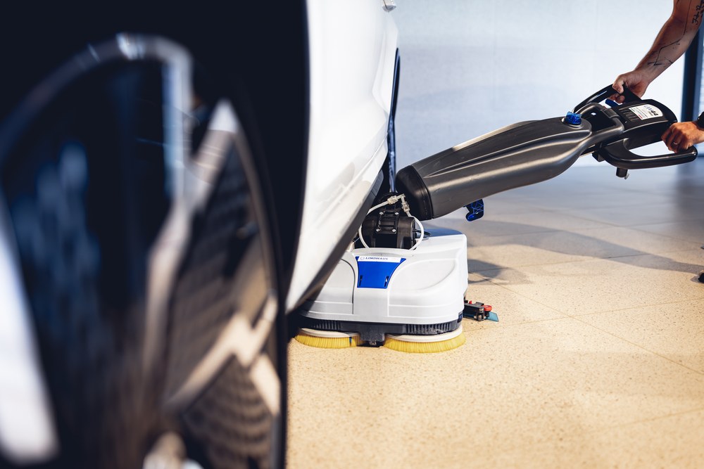 uklid-autosalonu-myci-stroj-pod-prahem-vozu